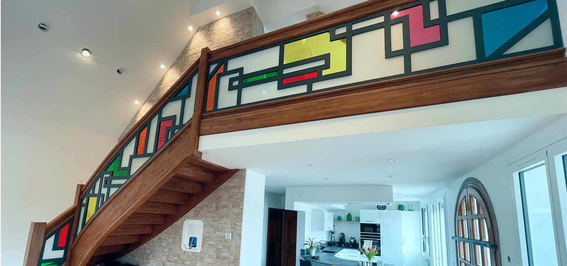 Garde-corps intérieur coloré façon vitrail moderne