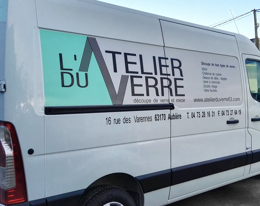 Camion utilitaire avec logo « Atelier du Verre » (autre angle)