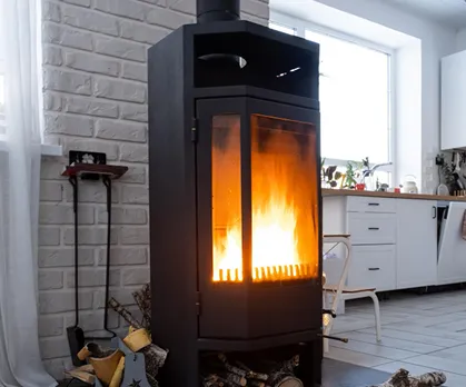 Poêle à bois moderne dans un salon