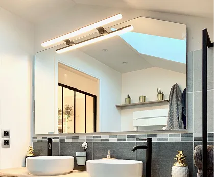 Salle de bain lumineuse avec vasques et verrière de toit