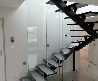 Escalier intérieur suspendu avec paroi de verre