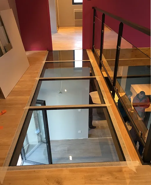 Plancher en verre transparent sur mezzanine