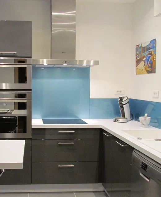 Cuisine contemporaine avec crédence en verre bleu