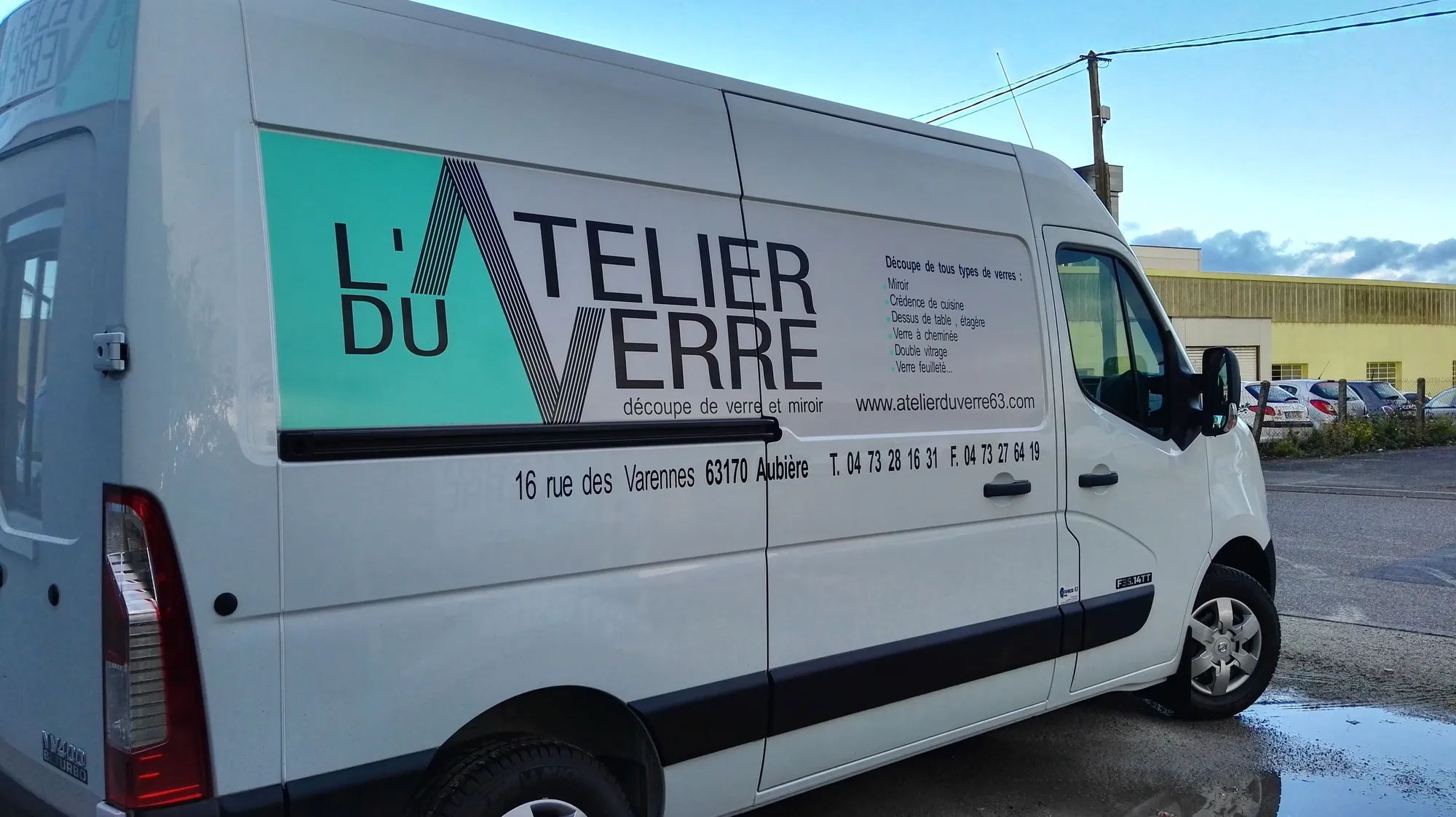 Camion utilitaire avec logo « Atelier du Verre »