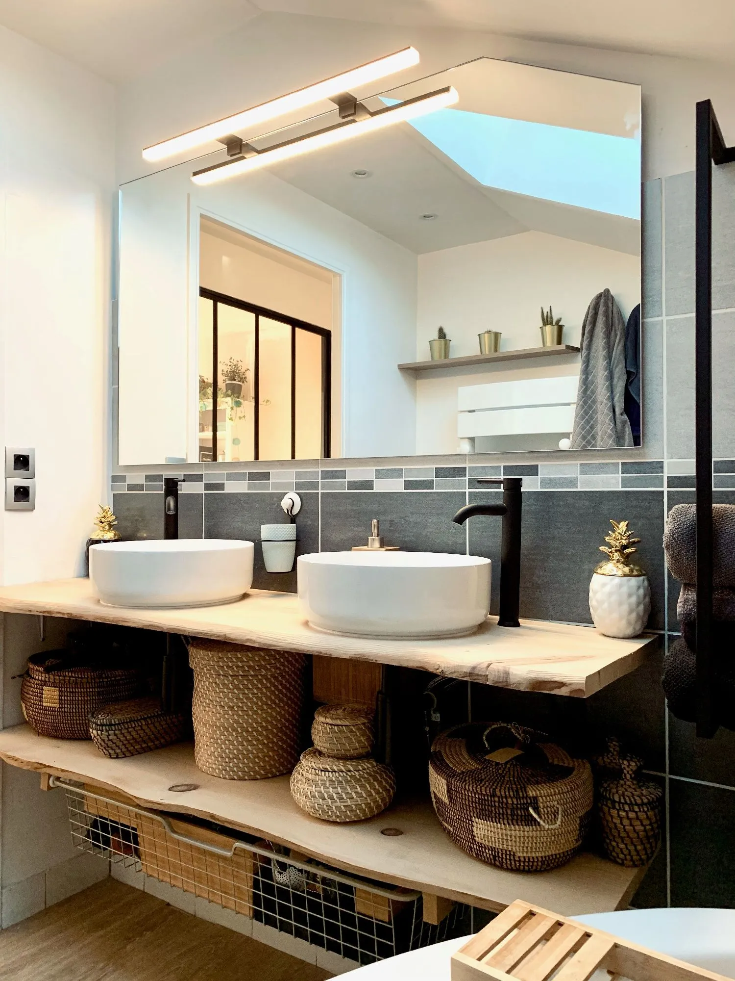 Salle de bain moderne avec double vasque et miroirs