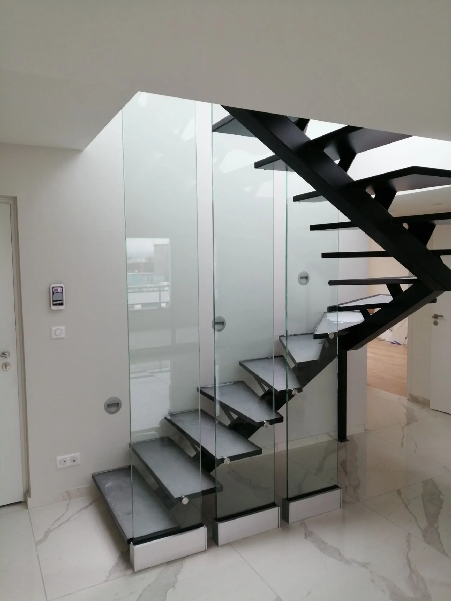 Escalier intérieur suspendu avec marches en verre